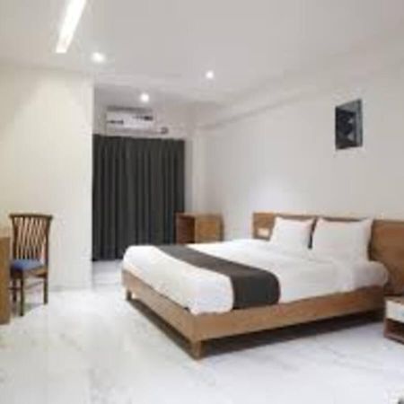 L P Regency, Pune Exteriör bild