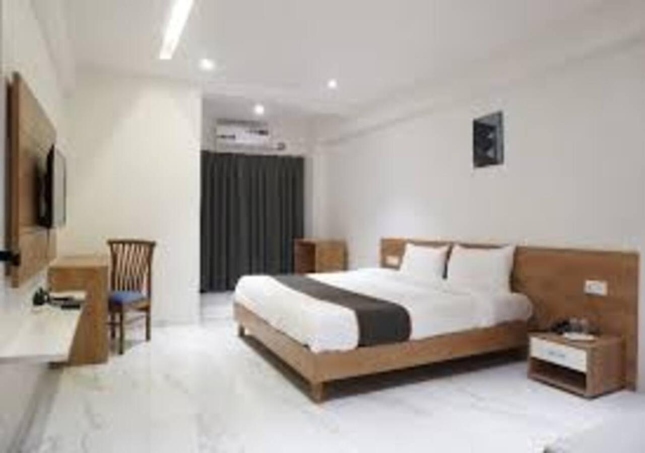 L P Regency, Pune Exteriör bild