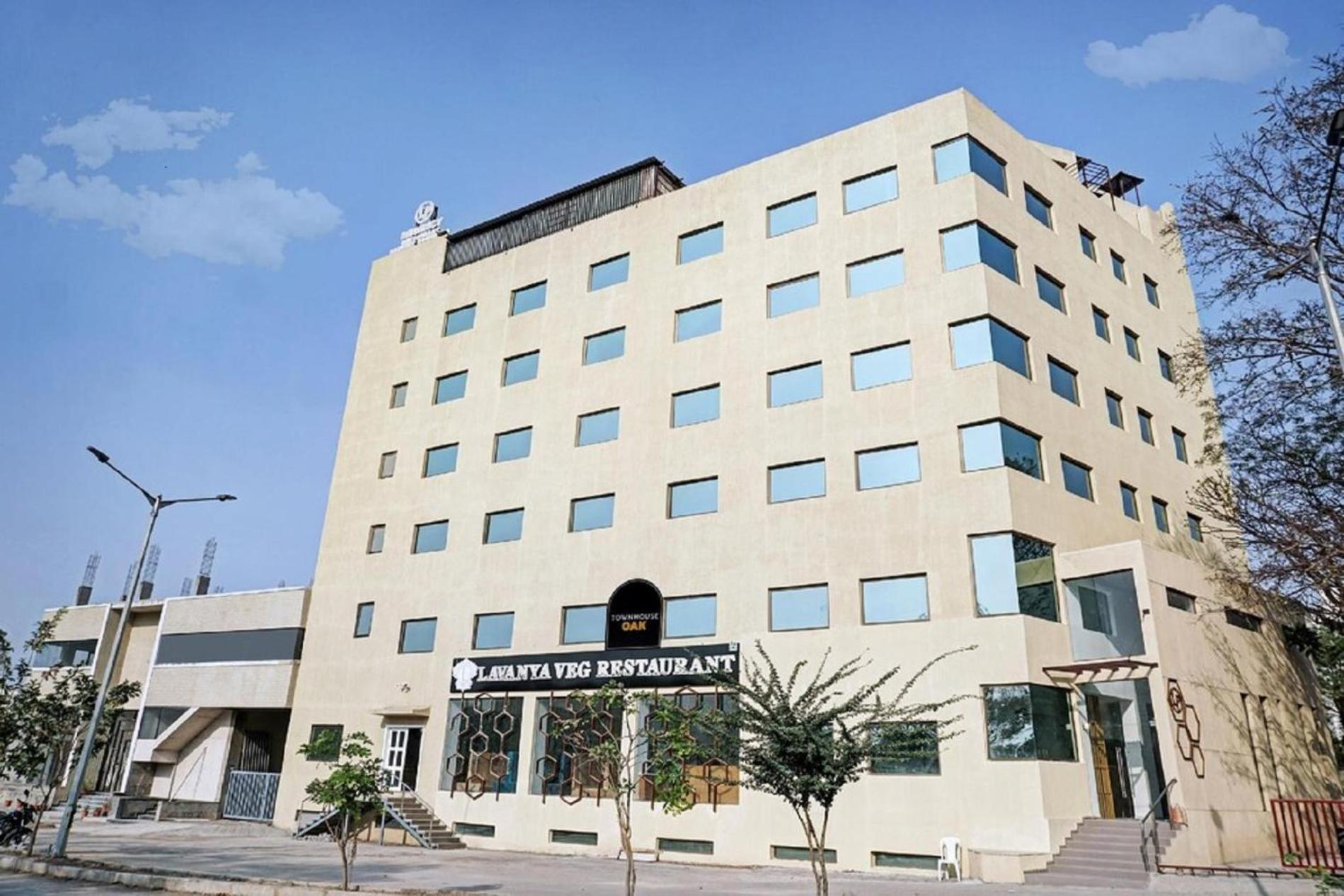 L P Regency, Pune Exteriör bild
