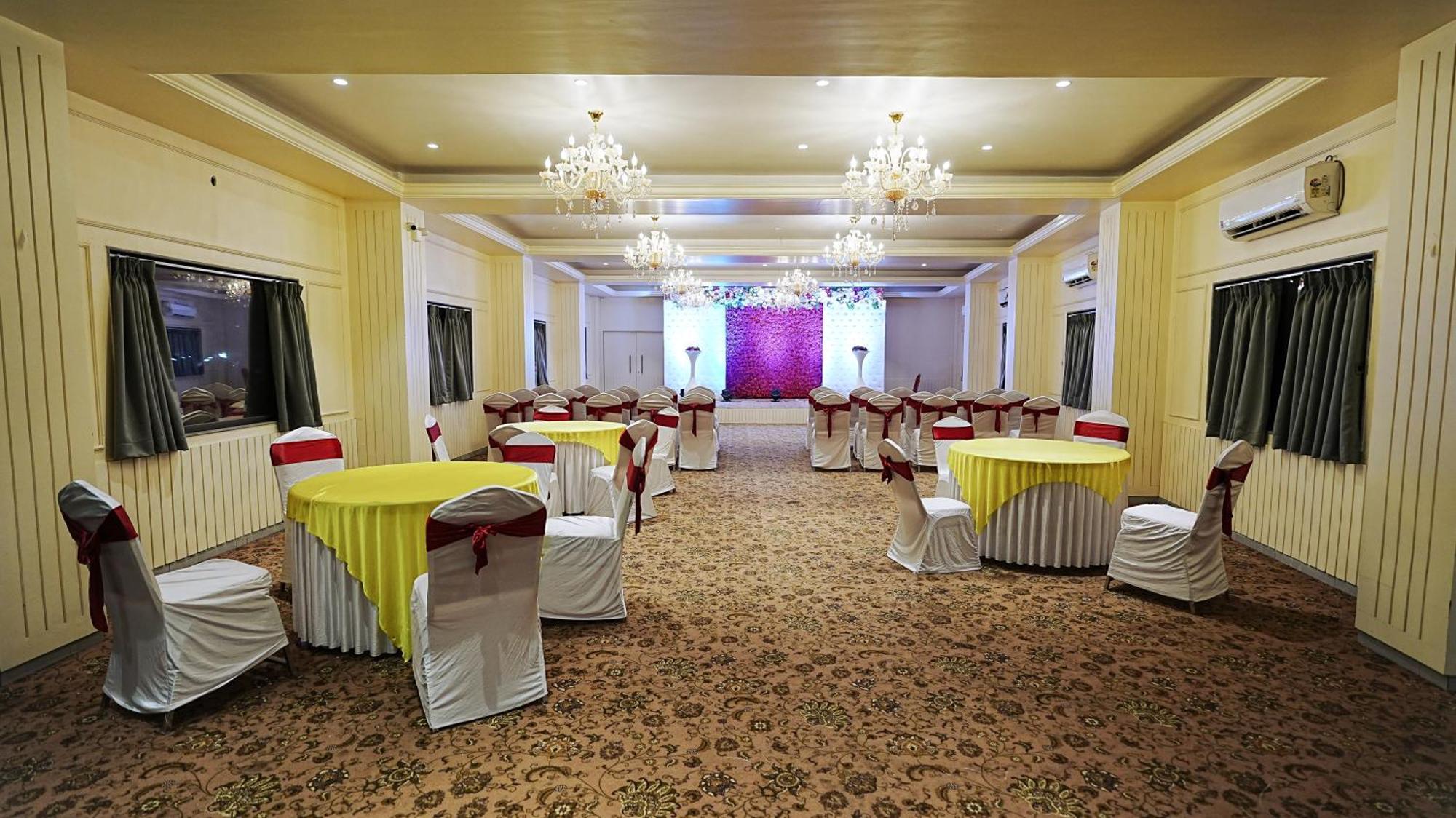 L P Regency, Pune Exteriör bild