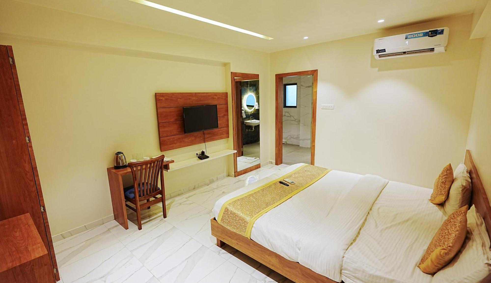 L P Regency, Pune Exteriör bild