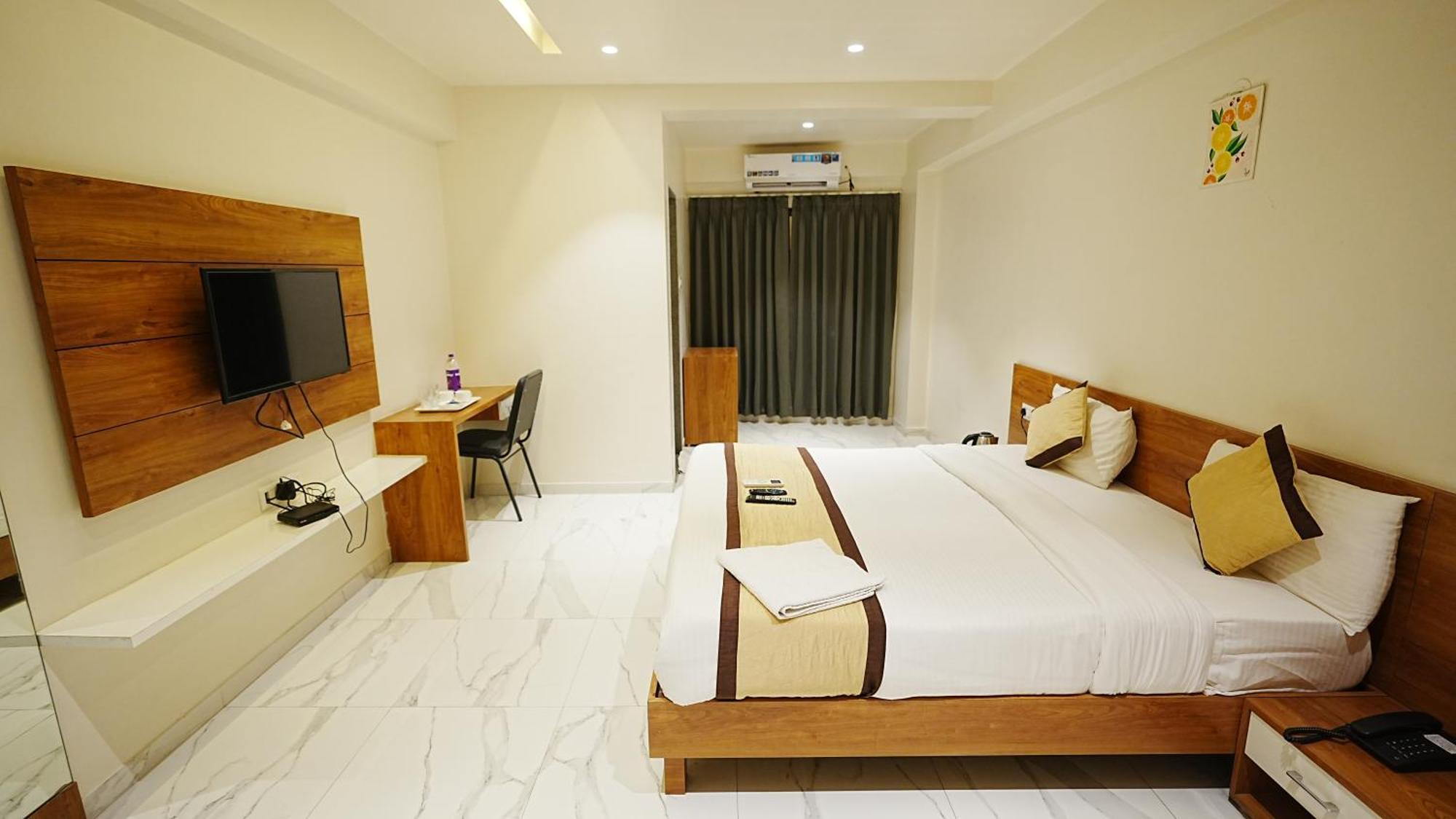 L P Regency, Pune Exteriör bild