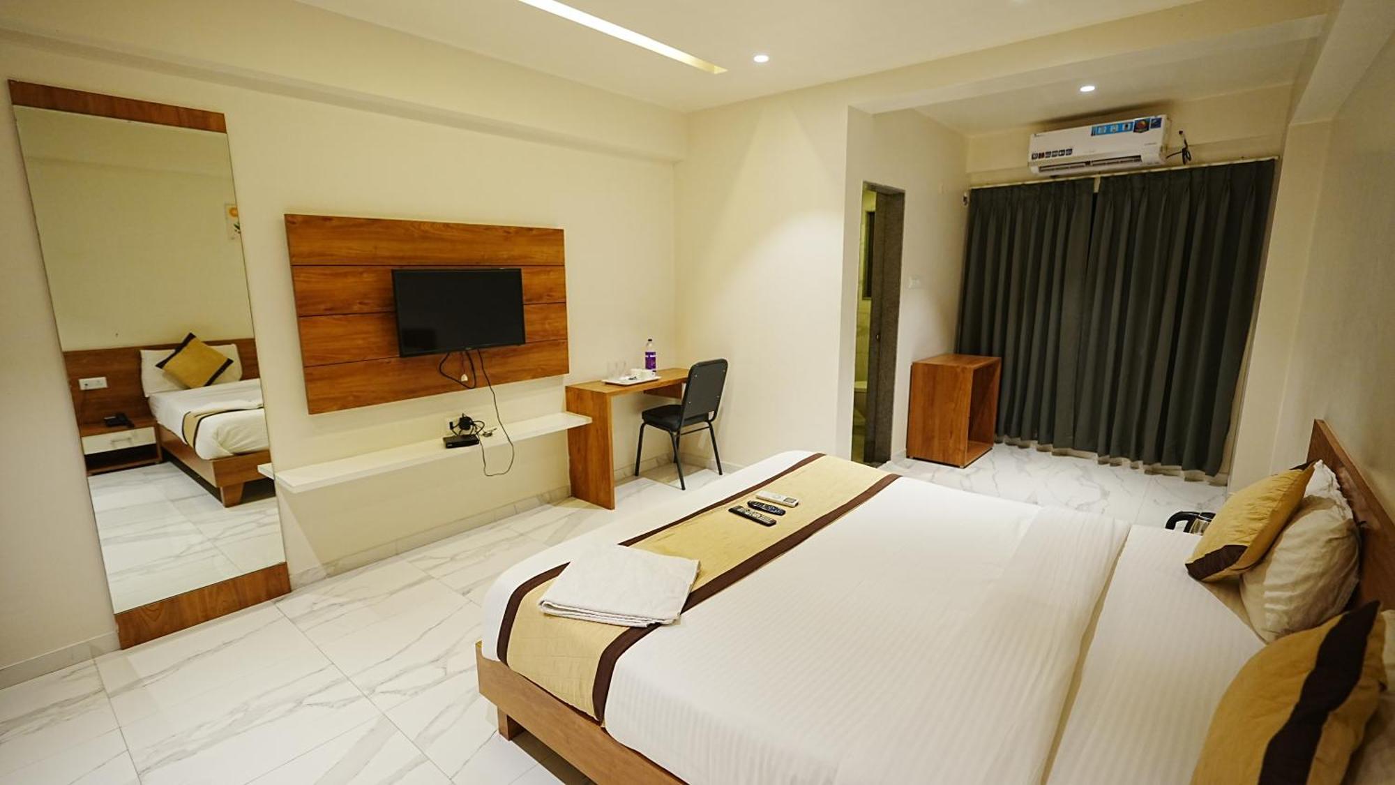 L P Regency, Pune Exteriör bild